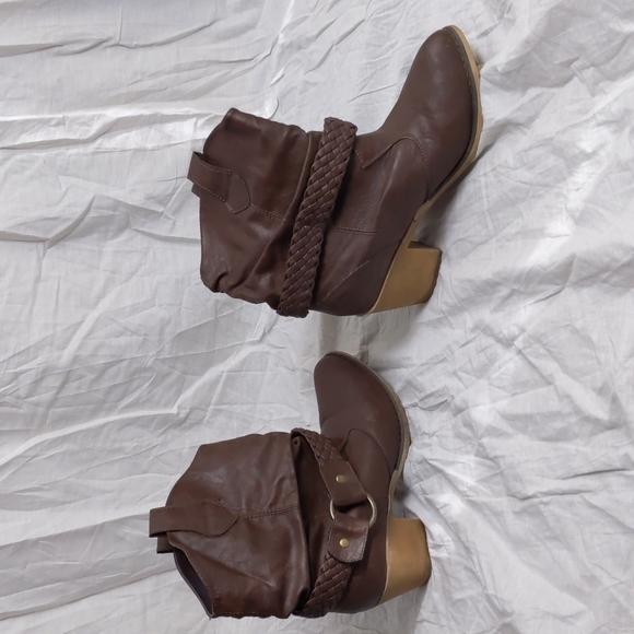 Brown boots - Picture 3 of 7